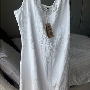 Elegant White Sleeveless Dress